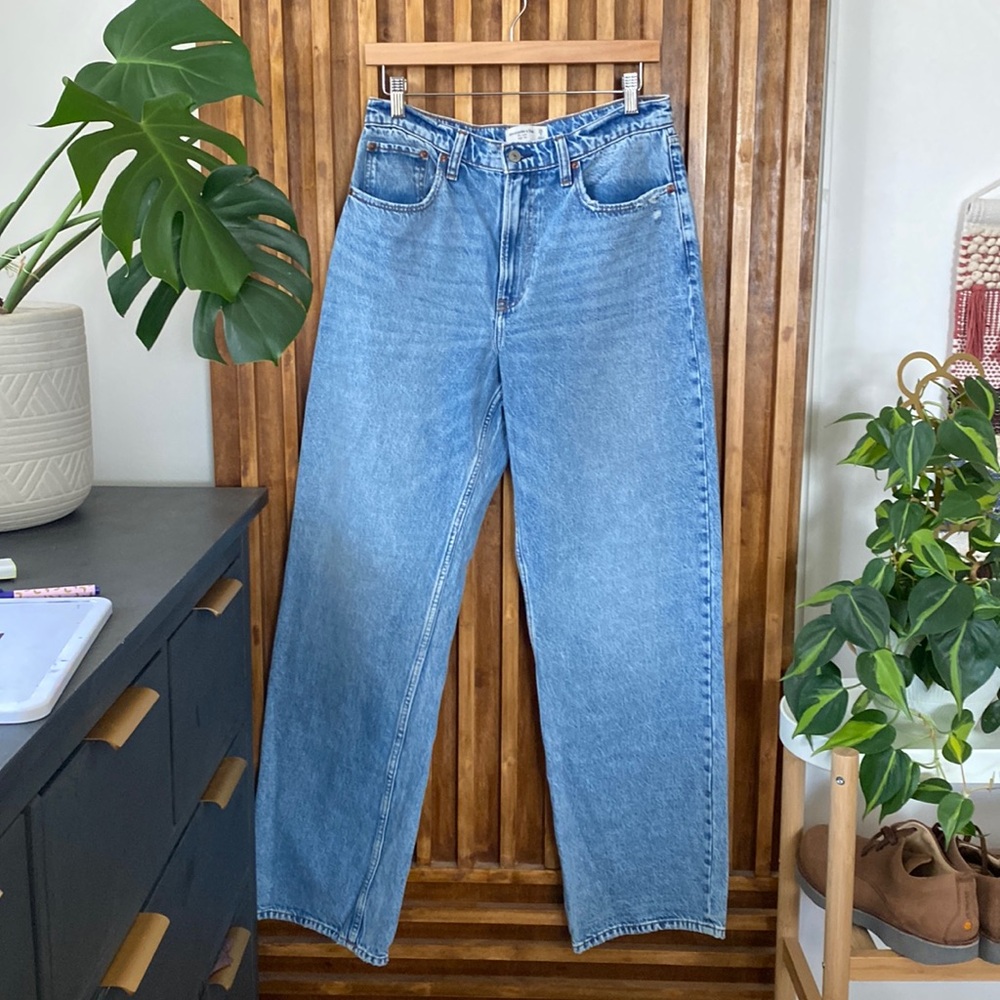 A&F The Loose High Rise Jeans. 29/8L - Picture 2 of 8